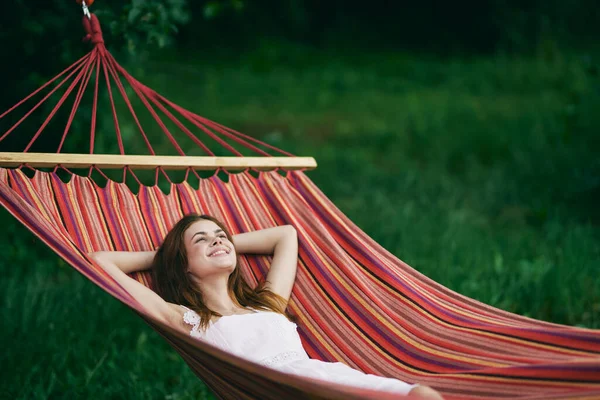 Jovem Bela Mulher Relaxante Rede — Fotografia de Stock