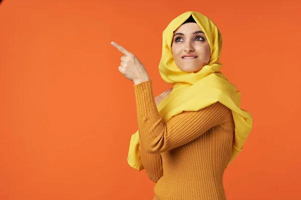 Youg Muslim Woman Hijab Pointing Studio — Stock Photo, Image