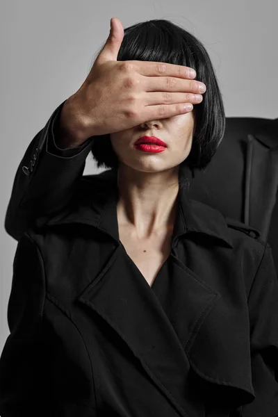 Hombre Joven Cubriendo Los Ojos Mujer Estudio — Foto de Stock