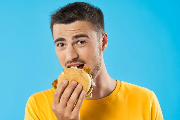 Joven Con Hamburguesa Estudio — Foto de Stock