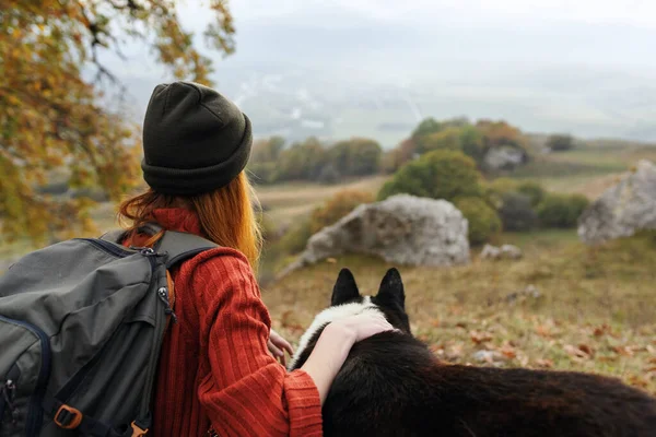 Junge Schöne Frau Mit Hund Unterwegs — Stockfoto