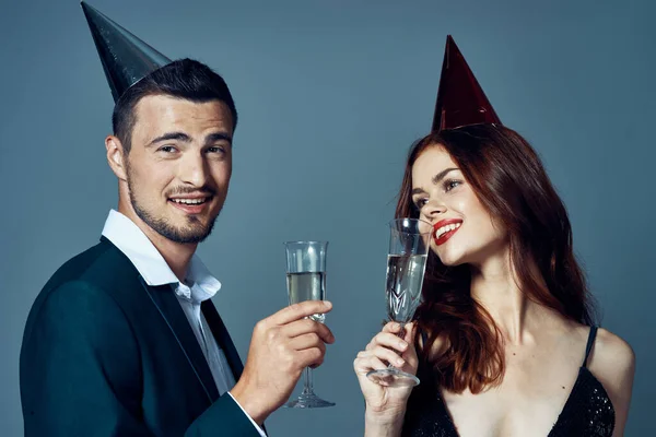 Portrait Jeune Beau Couple Célébrant Son Anniversaire Avec Champagne — Photo