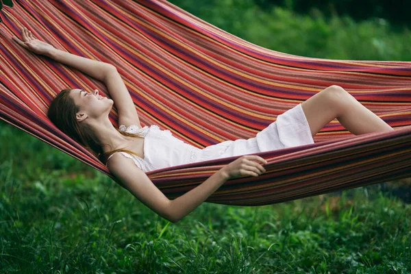 Mladá Krásná Žena Relaxující Houpací Síti — Stock fotografie