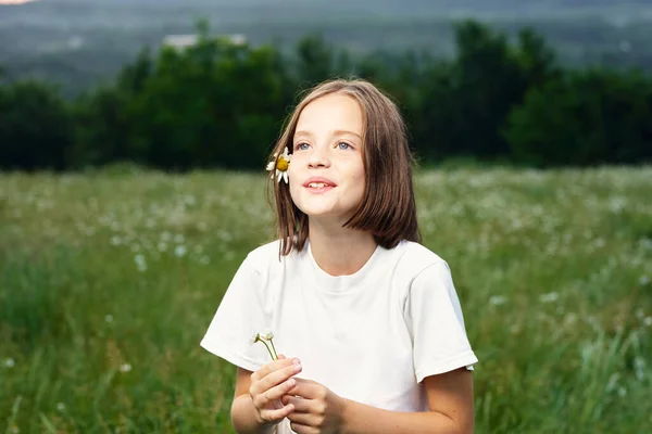 Young Cute Girl Having Fun Chamomile Field — Stock Photo, Image
