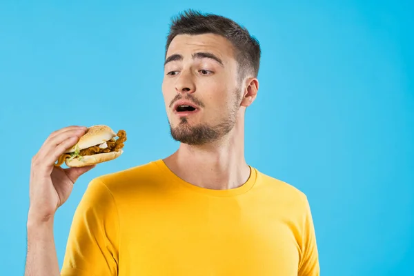 Junger Mann Mit Hamburger Studio — Stockfoto