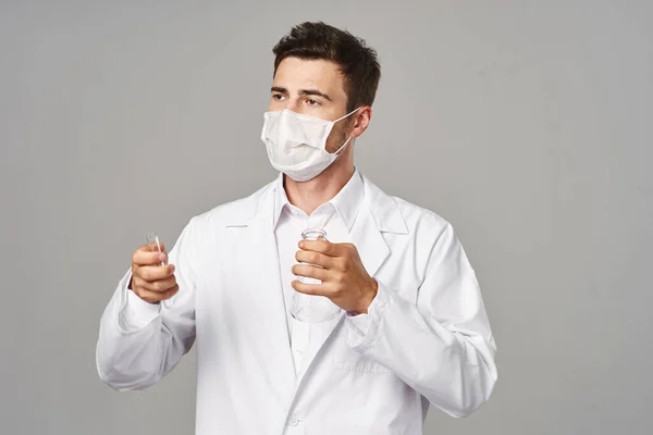 Doctor Máscara Investigando Con Tubos Ensayo Sobre Fondo Gris Captura —  Fotos de Stock