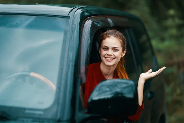 Νεαρή Όμορφη Γυναίκα Οδηγός Στο Αυτοκίνητο — Φωτογραφία Αρχείου