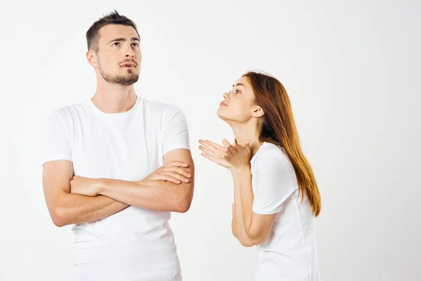 Joven Hermosa Pareja Camisetas Posando Estudio Sobre Fondo Aislado — Foto de Stock