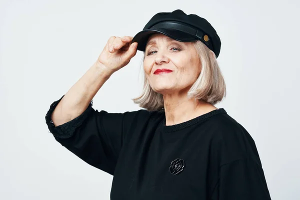 Hermosa Mujer Mayor Con Gorra Estudio — Foto de Stock