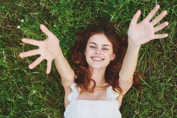 Young Beautiful Woman Lying Grass — Stock Photo, Image