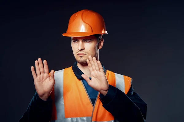 Tiro Estúdio Trabalhador Industrial Laranja Capacete Gestual Parar — Fotografia de Stock