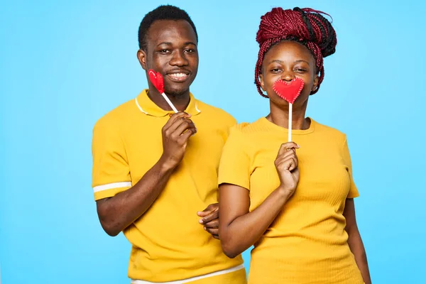 Jovem Casal Bonito Com Corações Vermelhos Posando Estúdio Fundo Azul — Fotografia de Stock