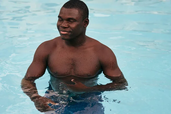 Joven Hombre Guapo Posando Piscina —  Fotos de Stock