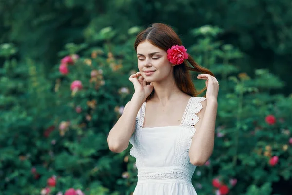 Mujer Joven Con Flor Rosa Jardín — Foto de Stock