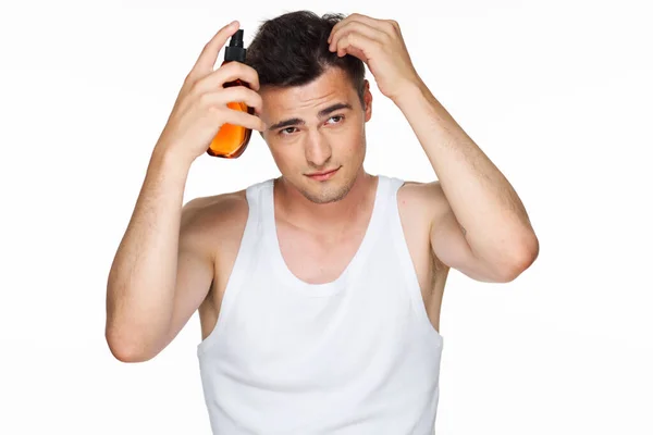 Grabado Estudio Joven Hombre Guapo Aplicando Spray Para Cabello — Foto de Stock