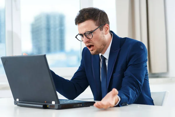 Jonge Boze Knappe Zakenman Met Behulp Van Laptop — Stockfoto