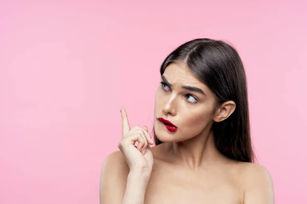 Jovem Bela Mulher Apontando Para Cima Estúdio — Fotografia de Stock