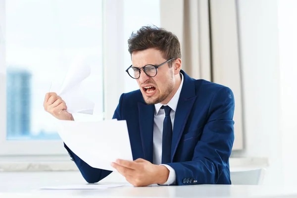 Jeune Homme Affaires Détenant Des Documents Dans Bureau — Photo