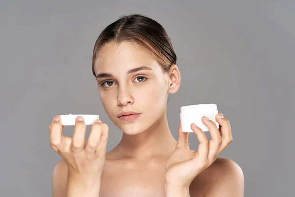 Portrait Jeune Belle Femme Avec Des Produits Beauté Studio Isolé — Photo