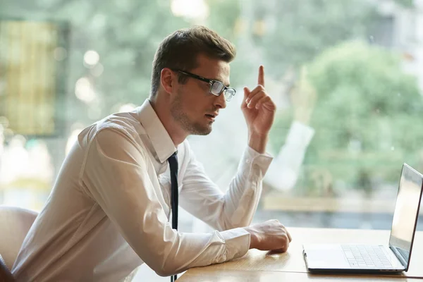 Jeune Homme Affaires Une Idée Dans Bureau — Photo