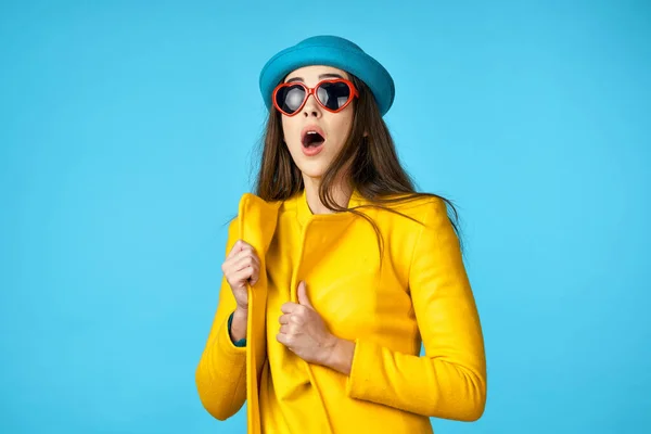 Joven Hermosa Mujer Chaqueta Amarilla Confunde Estudio Con Fondo Azul — Foto de Stock