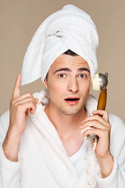 Joven Hombre Emocional Albornoz Hablando Por Teléfono Vintage Grabado Estudio — Foto de Stock