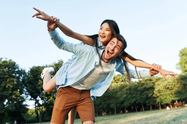 Young Couple Having Fun Park — Stock Photo, Image