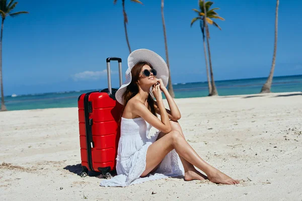 Jonge Vrouw Met Rode Koffer Het Strand — Stockfoto