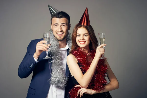 Portrait Jeune Beau Couple Célébrant Son Anniversaire Avec Champagne — Photo