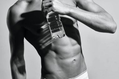 Stüdyo çekimi. Erkek vücut geliştirici, genç bir atlet