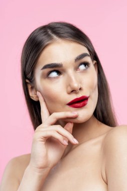 Dudaklarında kırmızı ruj olan güzel bir kadının portresi. Güzellik, moda fotoğrafçılığı 