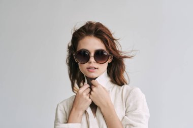 Soyutlanmış arka planda poz veren güzel bir kadın.