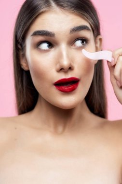 Cilt bakımı ve güzellik. Pembe arka planda kremalı güzel bir kadının portresi.