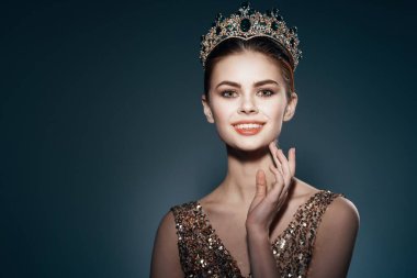 Stüdyoda poz veren taç giymiş güzel bir kadın. Yüksek kalite fotoğraf