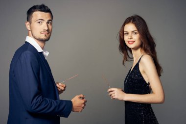 Yeni yılı havai fişeklerle kutlayan güzel bir çiftin portresi. 