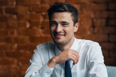 Genç yakışıklı işadamı ofiste çalışıyor. 