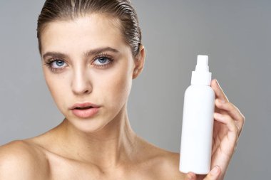 Stüdyo çekimi. Güzellik ürünüyle güzel bir kadının portresi. 