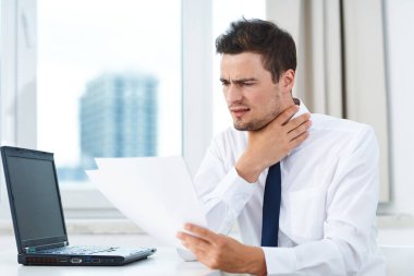 Ofiste sinirli genç bir iş adamı var.  