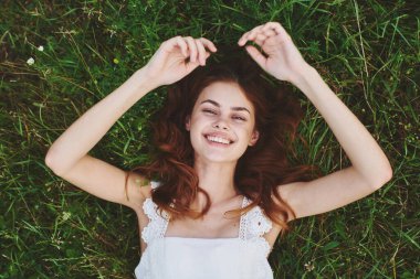 genç güzel kadın çim üzerinde yalan