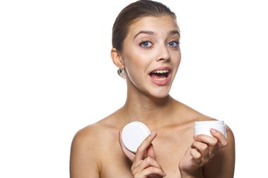 Kremalı güzel bir kadının stüdyo fotoğrafı, izole edilmiş bir arka planda güzellik ürünü.