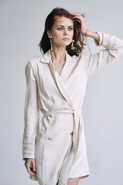 Stüdyoda poz veren güzel bir kadın. Moda fotoğrafçılığı