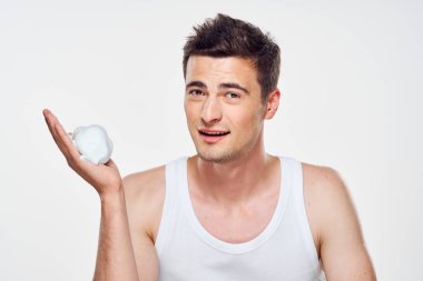 Genç yakışıklı adam tıraş oluyor.