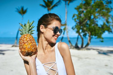 Ananaslı beyaz mayo giymiş bir kadın. Yüksek kalite fotoğraf