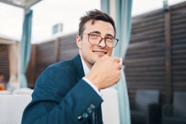 Genç yakışıklı işadamı kahve freninde   