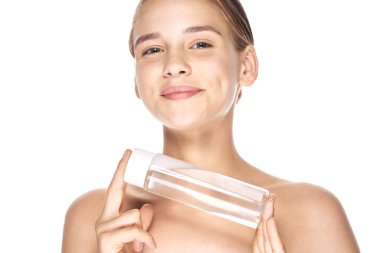 Stüdyo çekimi. Güzellik ürünüyle güzel bir kadının portresi.  