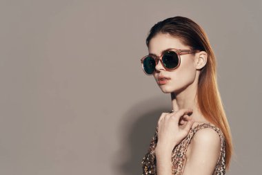   Güneş gözlüğü takan güzel genç kadın.                                           