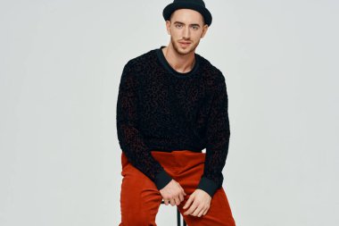 Stüdyoda poz veren genç, yakışıklı bir adam.