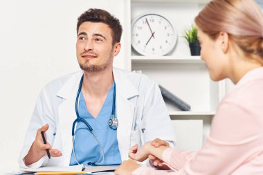  Hastanedeki doktor hastanın nabzını kontrol ediyor. 