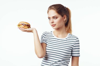 Hambyrger 'ı olan güzel bir kadın. Stüdyo çekimi