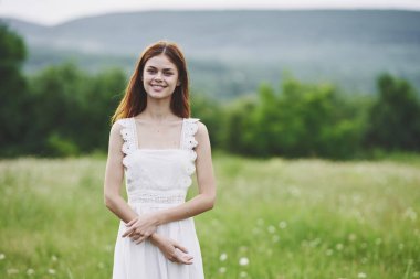 Kırsalda poz veren güzel bir kadın. 